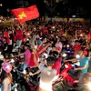 [Photo] Cổ động viên Việt Nam "nhuộm đỏ" đường đêm TP Hồ Chí Minh