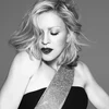 Nữ hoàng nhạc Pop Madonna tái ngộ Versace trong quảng cáo mới