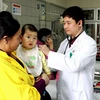[Photo] Hà Nội: Trẻ em nhập viện tăng do thời tiết rét đậm kéo dài