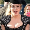 [Photo] Nữ danh ca 56 tuổi Madonna diện đồ lót đi dự giải Grammy