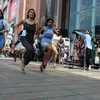 [Photo] Gay cấn cuộc chạy đua bằng giày cao gót của các quý cô