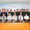 [Photo] Kỷ niệm 55 năm kết nghĩa giữa TTXVN và Sư đoàn 304