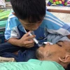 [Photo] Xúc động trước cảnh cậu bé nghèo chăm bố nằm viện