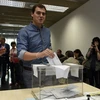 Cử tri Tây Ban Nha bỏ phiếu tại một địa điểm bầu cử ở Barcelona. (Nguồn: AFP/TTXVN) 