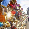 Thành phố Paris sẽ khởi động chiến dịch gỡ bỏ các ổ khóa tình yêu trên cây cầu đi bộ nổi tiếng Ponts des Arts. (Nguồn: CNN)