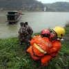 Lực lượng cứu hộ tìm kiếm các nạn nhân tại hiện trường vụ chìm tàu. (Nguồn: THX/TTXVN)