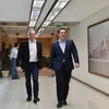 Thủ tướng Hy Lạp Alexis Tsipras (phải) và Bộ trưởng Tài chính Hy Lạp Yianis Varoufakis (trái) tại cuộc gặp ở Athens ngày 27/5. (Nguồn: AFP/TTXVN)