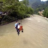 Hai thẩm phán ở Trùng Khánh (Trung Quốc) mạo hiểm tính mạng đu dây vượt sông để đưa tòa án di động tới một ngôi làng xa xôi ở miền núi. (Nguồn: CCTVNews)