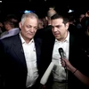 Thủ tướng Hy Lạp Alexis Tsipras (phải) phát biểu trong cuộc họp báo ở Athen. (Nguồn: AFP/TTXVN) 