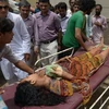 Chuyển nạn nhân bị đột quỵ do nắng nóng tại thành phố Karachi ngày 24/6. (Nguồn: AFP/TTXVN) 