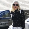 Sự hài hòa giữa những họa tiết trắng, đen đã tạo cho Gwen Stefani một diện mạo thu hút (quần: Chloé, boots: Christian Louboutin, túi: Chanel)