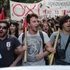 Người dân Hy Lạp tuần hành phản đối chính sách kinh tế khắc khổ tại thủ đô Athens ngày 2/7. (Nguồn: AFP/TTXVN) 