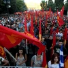 Người dân Hy Lạp tuần hành phản đối chính sách kinh tế khắc khổ tại thủ đô Athens ngày 2/7. (Nguồn: THX/TTXVN)
