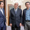 Tân Bộ trưởng Tài chính Euclid Tsakalotos (phải), Tổng thống Hy Lạp Prokopios Pavlopoulos (giữa) và Thủ tướng Hy Lạp Alexis Tsipras (trái) tại lễ tuyên thệ nhậm chức ở Athens. (Nguồn: AFP/TTXVN)