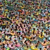 Ngày 9/7, hơn 8.000 người ở thành phố Suining, Tứ Xuyên, Trung Quốc đã tập trung tại hồ nước mặn để giải nhiệt khi nhiệt độ lên tới 40 độ C.