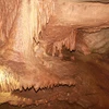 Nhiều khối thạch nhũ trong hang động Brai đẹp lung linh, huyền ảo. (Ảnh: Hồ Cầu/TTXVN) 
