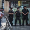 Cảnh sát Mỹ gác tại trung tâm tuyển quân trên Quảng trường Thời đại ở New York ngày 16/7. (Nguồn: AFP/TTXVN) 