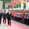 Thủ tướng Thái Lan Prayut Chan-o-cha và Thủ tướng Nguyễn Tấn Dũng duyệt đội danh dự. (Ảnh: Đức Tám/TTXVN) 