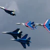 Đôi máy bay nhào lộn Russian Knights trình diễn tại Sân bay quân sự Pushkin trong buổi triển lãm Quốc phòng Hải quân quốc tế 2015 ở St. Peterburg. (Nguồn: Sputniknews)
