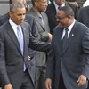 Thủ tướng Ethiopia Hailemariam Desalegn (phải) đón Tổng thống Mỹ Barack Obama tại sân bay Bole ở thủ đô Addis Ababa ngày 26/7. (Nguồn: AFP/TTXVN)