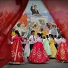 Các sinh viên tham gia buổi khiêu vũ công chúng trước bức tranh vẽ cố lãnh đạo Triều Tiên Kim Il Sung đang phát biểu ngày 27/7. (Nguồn: Sputniknews)