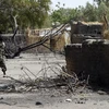 Nhà cửa bị thiêu rụi tại N'Gouboua, gần Hồ Chad sau vụ tấn công của Boko Haram ngày 12/2. (Nguồn: AFP/TTXVN)