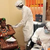 Tiêm vaccine VSV-ZEBOV phòng Ebola tại trung tâm y tế ở Conakry, Guinea ngày 10/3/2015. (Nguồn: AFP/TTXVN)