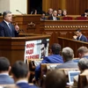 Tổng thống Petro Poroshenko phát biểu tại phiên họp Quốc hội ở Kiev ngày 16/7. (Nguồn: AFP/TTXVN) 