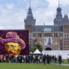 Một bức chân dung của họa sỹ được làm từ 50.000 bông hoa đã được trưng bày tại Museumplein, Amsterdam để đón chào khách thăm quan đến hết tuần. (Nguồn: CCTVNews)
