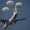 Đội không quân nhảy dù thực hiện màn tập hạ cánh ở Ryazan, miền Trung nước Nga. (Nguồn: Sputniknews)