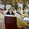 Ngoại trưởng Mỹ John Kerry (thứ hai, trái) và Tổng thư ký Hội đồng Hợp tác vùng Vịnh Abdullatif bin Rashid Al Zayani of Bahrain (thứ hai, phải) cùng Ngoại trưởng các nước GCC trong cuộc họp tại Doha, Qatar ngày 3/8. (Nguồn: AFP/TTXVN) 
