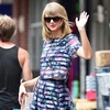 Taylor Swift xuất hiện trên phố trong bộ trang phục gồm áo crop-top kèm quần shorts cạp cao. 