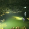 Lòng sông ngầm chảy lộ thiên và đây cũng là điểm thích thú trong hành trình men theo triền sông ngầm hoặc bơi để đi sâu vào bên trong để chinh phục Xuyên Sơn Hồ. (Ảnh: Minh Đức/TTXVN)