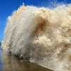 Những cơn sóng dữ đang táp vào bờ ở các tỉnh Phúc Kiến và Chiết Giang, miền Đông Trung Quốc. (Nguồn: CCTVNews)