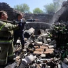 Lực lượng cứu hộ dập lửa đám cháy một nhà kho chứa lương thực bị trúng đạn pháo trong cuộc xung đột giữa quân đội Ukraine và lực lượng ly khai ở thị trấn Gorlivka, Donetsk.