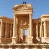 Cờ của IS cắm trên một công trình kiến trúc cổ ở Palmyra. (Nguồn: AFP/TTXVN) 