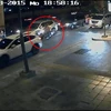 Camera an ninh ghi lại hình ảnh nghi phạm chính trong vụ đánh bom (giữa, áo vàng) đi xe máy khỏi khu vực đền Erawan.