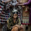 Cô dâu Nasoin Akhter 15 tuổi được làm lễ tắm vào ngày cưới. (Nguồn: getty Images)