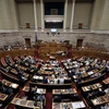 Các nhà lập pháp bỏ phiếu về thỏa thuận cứu trợ tại phiên thảo luận của Quốc hội ở Athens ngày 14/8. (Nguồn: AFP/TTXVN) 
