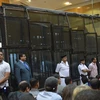 Các bị cáo bị nhốt trong lồng sắt chờ nghe tuyên án ngày 21/4. (Ảnh: Hữu Chiến/TTXVN)