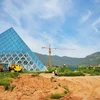 Một phim trường ngoài trời ở ngoại ô Thạch Gia Trang, tỉnh Hồ Bắc, Trung Quốc đang cố gắng xây dựng Tượng Nhân Sư của Ai Cập đứng cạnh Kim tự tháp Louvre của Pháp.