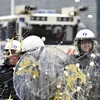 Nông dân ném trứng vào cảnh sát ở bên ngoài trụ sở của Liên minh châu Âu ở Brussels, Bỉ. (Nguồn: Reuters)