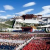 Lễ kỷ niệm 50 năm thành lập khu tự trị Tây Tạng đã được diễn ra long trọng trước Cung điện Potala ở Lhasa, thủ đô của Khu tự trị này vào ngày 8/9.