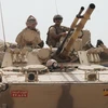 Xe quân sự của lực lượng liên quân Arab được triển khai ở ngoại ô thành phố cảng Aden.