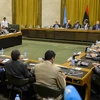 Đàm phán hòa bình giữa đại diện hai Chính phủ Libya do Đặc phái viên Liên hợp quốc về Libya Bernardino Leon (giữa, phía xa) chủ trì tại Geneva ngày 12/8. (Nguồn: AFP/TTXVN)