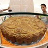 Bánh Trung thu khổng lồ được trưng bày trong trung tâm thương mại ở Hứa Xương (Trung Quốc).