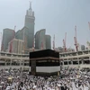 Những người Hồi giáo hành hương về đền thờ Kaaba, một ngồi đền hình vuông ở Đại Thánh Đường, thuộc đất thánh Mecca, Saudi Arabia.