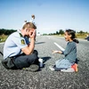 Cảnh sát Đan Mạch đang chơi đùa với bé gái Syria trên đường cao tốc ở miền Bắc Padborg, Đan Mạch khi gia đình em đang trên đường tới Thụy Điển ngày 9/9.