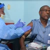 Tiêm thử nghiệm vaccine phòng Ebola tại trung tâm y tế ở Monrovia, Liberia ngày 3/2/2015. (Nguồn: AFP/TTXVN)