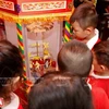 Trẻ em thích thú bên đèn kéo quân loại đồ chơi truyền thống gắn liền với dịp tết Trung thu. (Ảnh: Việt Cường/Báo ảnh Việt Nam)